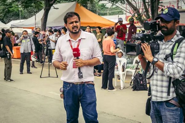 Bangkok, Tayland, 31 Mart 2025. Bangkok depreminin ardından bir binanın çökmesiyle Tayland 'da yaşanan felaketi tüm dünyadan gazeteciler anlatıyor..