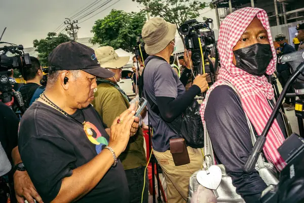 Bangkok, Tayland, 31 Mart 2025. Bangkok depreminin ardından bir binanın çökmesiyle Tayland 'da yaşanan felaketi tüm dünyadan gazeteciler anlatıyor..
