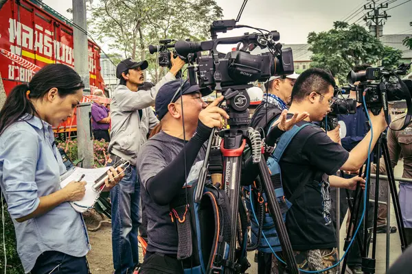 Bangkok, Tayland, 31 Mart 2025. Bangkok depreminin ardından bir binanın çökmesiyle Tayland 'da yaşanan felaketi tüm dünyadan gazeteciler anlatıyor..