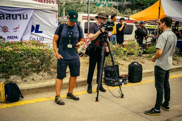 Bangkok, Tayland, 31 Mart 2025. Bangkok depreminin ardından bir binanın çökmesiyle Tayland 'da yaşanan felaketi tüm dünyadan gazeteciler anlatıyor..