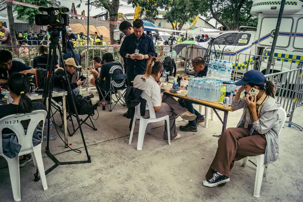 Bangkok, Tayland, 31 Mart 2025. Bangkok depreminin ardından bir binanın çökmesiyle Tayland 'da yaşanan felaketi tüm dünyadan gazeteciler anlatıyor..