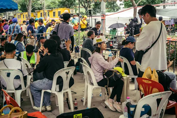 Bangkok, Tayland, 31 Mart 2025. Bangkok depreminin ardından bir binanın çökmesiyle Tayland 'da yaşanan felaketi tüm dünyadan gazeteciler anlatıyor..