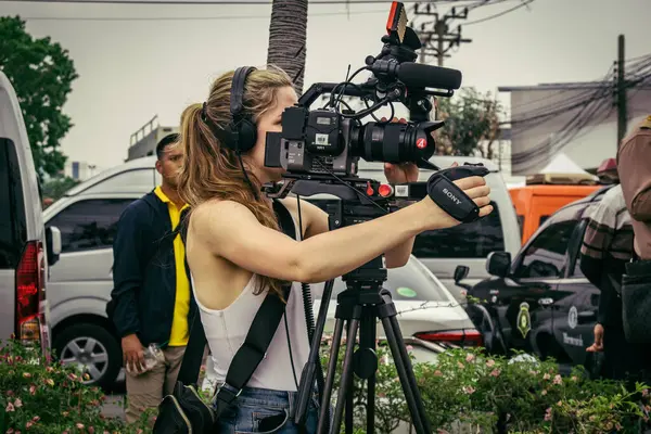 Bangkok, Tayland, 31 Mart 2025. Bangkok depreminin ardından bir binanın çökmesiyle Tayland 'da yaşanan felaketi tüm dünyadan gazeteciler anlatıyor..