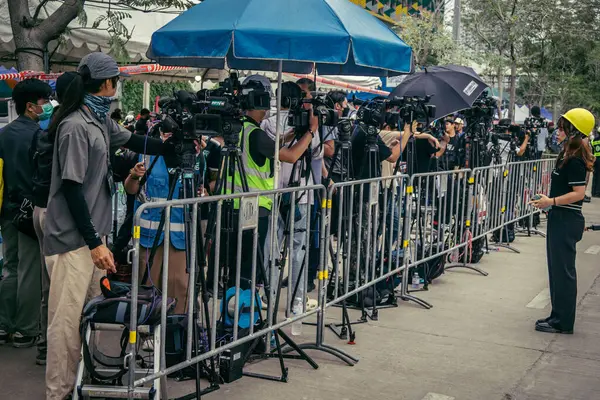 Bangkok, Tayland, 31 Mart 2025. Bangkok depreminin ardından bir binanın çökmesiyle Tayland 'da yaşanan felaketi tüm dünyadan gazeteciler anlatıyor..
