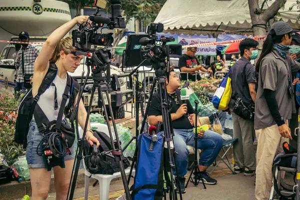 Bangkok, Tayland, 31 Mart 2025. Bangkok depreminin ardından bir binanın çökmesiyle Tayland 'da yaşanan felaketi tüm dünyadan gazeteciler anlatıyor..