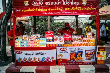 Bangkok, Tayland, 2 Nisan 2025. Gönüllüler, Tayland 'ın başkentini deprem vurduktan sonra yıkılan yüksek binadaki kurtarma ekiplerine çadır kurup su ve yiyecek dağıttılar..