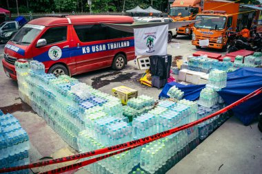 Bangkok, Tayland, 2 Nisan 2025. Gönüllüler, Tayland 'ın başkentini deprem vurduktan sonra yıkılan yüksek binadaki kurtarma ekiplerine çadır kurup su ve yiyecek dağıttılar..