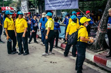 Bangkok, Tayland, 2 Nisan 2025. Gönüllüler, Tayland 'ın başkentini deprem vurduktan sonra yıkılan yüksek binadaki kurtarma ekiplerine çadır kurup su ve yiyecek dağıttılar..