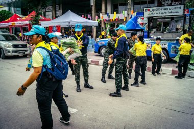 Bangkok, Tayland, 2 Nisan 2025. Gönüllüler, Tayland 'ın başkentini deprem vurduktan sonra yıkılan yüksek binadaki kurtarma ekiplerine çadır kurup su ve yiyecek dağıttılar..