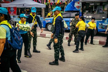 Bangkok, Tayland, 2 Nisan 2025. Gönüllüler, Tayland 'ın başkentini deprem vurduktan sonra yıkılan yüksek binadaki kurtarma ekiplerine çadır kurup su ve yiyecek dağıttılar..