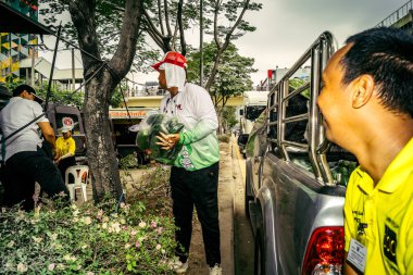 Bangkok, Tayland, 2 Nisan 2025. Gönüllüler, Tayland 'ın başkentini deprem vurduktan sonra yıkılan yüksek binadaki kurtarma ekiplerine çadır kurup su ve yiyecek dağıttılar..