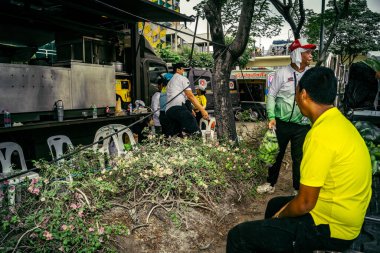Bangkok, Tayland, 2 Nisan 2025. Gönüllüler, Tayland 'ın başkentini deprem vurduktan sonra yıkılan yüksek binadaki kurtarma ekiplerine çadır kurup su ve yiyecek dağıttılar..