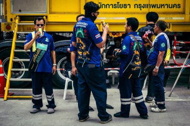 Bangkok, Tayland, 2 Nisan 2025. Gönüllüler, Tayland 'ın başkentini deprem vurduktan sonra yıkılan yüksek binadaki kurtarma ekiplerine çadır kurup su ve yiyecek dağıttılar..