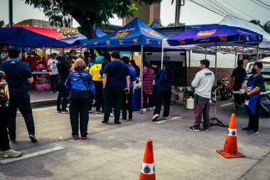 Bangkok, Tayland, 2 Nisan 2025. Gönüllüler, Tayland 'ın başkentini deprem vurduktan sonra yıkılan yüksek binadaki kurtarma ekiplerine çadır kurup su ve yiyecek dağıttılar..