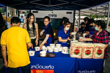Bangkok, Tayland, 2 Nisan 2025. Gönüllüler, Tayland 'ın başkentini deprem vurduktan sonra yıkılan yüksek binadaki kurtarma ekiplerine çadır kurup su ve yiyecek dağıttılar..
