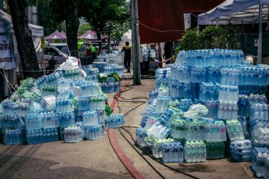 Bangkok, Tayland, 2 Nisan 2025. Gönüllüler, Tayland 'ın başkentini deprem vurduktan sonra yıkılan yüksek binadaki kurtarma ekiplerine çadır kurup su ve yiyecek dağıttılar..