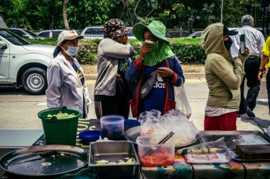 Bangkok, Tayland, 2 Nisan 2025. Gönüllüler, Tayland 'ın başkentini deprem vurduktan sonra yıkılan yüksek binadaki kurtarma ekiplerine çadır kurup su ve yiyecek dağıttılar..