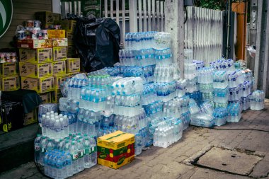 Bangkok, Tayland, 2 Nisan 2025. Gönüllüler, Tayland 'ın başkentini deprem vurduktan sonra yıkılan yüksek binadaki kurtarma ekiplerine çadır kurup su ve yiyecek dağıttılar..