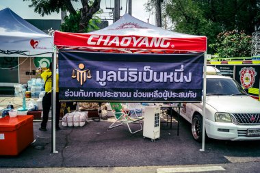 Bangkok, Tayland, 2 Nisan 2025. Gönüllüler, Tayland 'ın başkentini deprem vurduktan sonra yıkılan yüksek binadaki kurtarma ekiplerine çadır kurup su ve yiyecek dağıttılar..