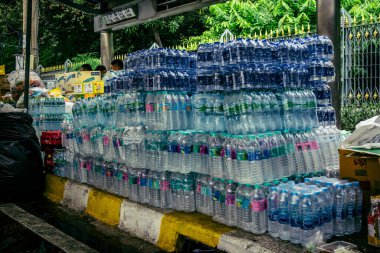 Bangkok, Tayland, 2 Nisan 2025. Gönüllüler, Tayland 'ın başkentini deprem vurduktan sonra yıkılan yüksek binadaki kurtarma ekiplerine çadır kurup su ve yiyecek dağıttılar..