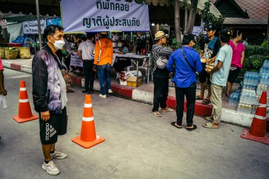 Bangkok, Tayland, 2 Nisan 2025. Gönüllüler, Tayland 'ın başkentini deprem vurduktan sonra yıkılan yüksek binadaki kurtarma ekiplerine çadır kurup su ve yiyecek dağıttılar..