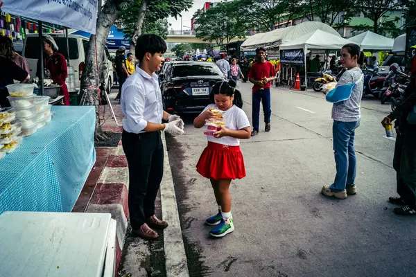 Bangkok, Tayland, 2 Nisan 2025. Gönüllüler, Tayland 'ın başkentini deprem vurduktan sonra yıkılan yüksek binadaki kurtarma ekiplerine çadır kurup su ve yiyecek dağıttılar..