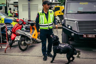 Bangkok, Tayland, 2 Nisan 2025. Bangkok depremi sonrası yıkılan yüksek binaların inşaatında kurtarma ekipleri çalışıyor. Birçok kurban hala enkaz altında..