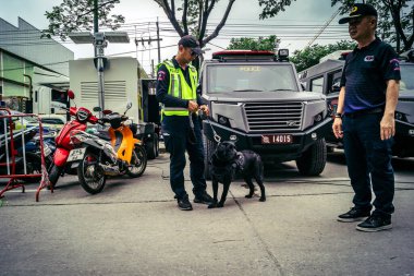 Bangkok, Tayland, 2 Nisan 2025. Bangkok depremi sonrası yıkılan yüksek binaların inşaatında kurtarma ekipleri çalışıyor. Birçok kurban hala enkaz altında..