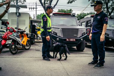 Bangkok, Tayland, 2 Nisan 2025. Bangkok depremi sonrası yıkılan yüksek binaların inşaatında kurtarma ekipleri çalışıyor. Birçok kurban hala enkaz altında..