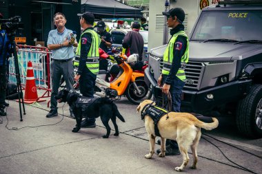 Bangkok, Tayland, 2 Nisan 2025. Bangkok depremi sonrası yıkılan yüksek binaların inşaatında kurtarma ekipleri çalışıyor. Birçok kurban hala enkaz altında..