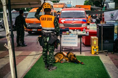 Bangkok, Tayland, 2 Nisan 2025. Bangkok depremi sonrası yıkılan yüksek binaların inşaatında kurtarma ekipleri çalışıyor. Birçok kurban hala enkaz altında..