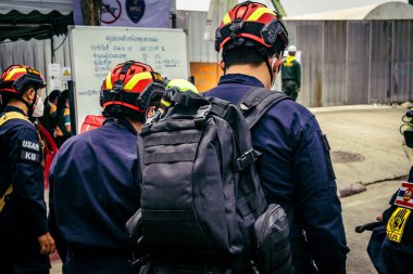 Bangkok, Tayland, 2 Nisan 2025. Bangkok depremi sonrası yıkılan yüksek binaların inşaatında kurtarma ekipleri çalışıyor. Birçok kurban hala enkaz altında..