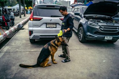 Bangkok, Tayland, 2 Nisan 2025. Bangkok depremi sonrası yıkılan yüksek binaların inşaatında kurtarma ekipleri çalışıyor. Birçok kurban hala enkaz altında..