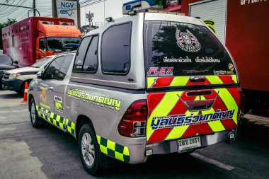 Bangkok, Tayland, 2 Nisan 2025 'te Bangkok' ta meydana gelen depremden sonra yıkılan bir binanın inşaat alanına itfaiyeciler yerleştirildi. Birçok kurban hala enkaz altında..