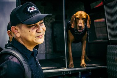 Bangkok, Tayland, 2 Nisan 2025. Bangkok depremi sonrası yıkılan yüksek binaların inşaatında kurtarma ekipleri çalışıyor. Birçok kurban hala enkaz altında..