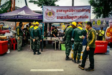 Bangkok, Tayland, 2 Nisan 2025. Bangkok depremi sonrası yıkılan yüksek binaların inşaatında kurtarma ekipleri çalışıyor. Birçok kurban hala enkaz altında..