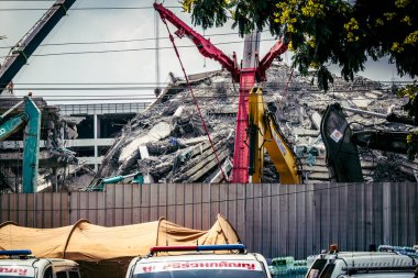 Bangkok, Tayland, 2 Nisan 2025. Bangkok depremi sonrası yıkılan yüksek binaların inşaatında kurtarma ekipleri çalışıyor. Birçok kurban hala enkaz altında..