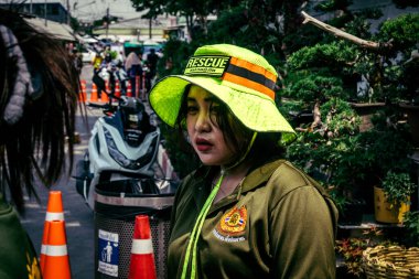 Bangkok, Tayland, 2 Nisan 2025. Bangkok depremi sonrası yıkılan yüksek binaların inşaatında kurtarma ekipleri çalışıyor. Birçok kurban hala enkaz altında..