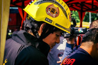 Bangkok, Tayland, 2 Nisan 2025. Bangkok depremi sonrası yıkılan yüksek binaların inşaatında kurtarma ekipleri çalışıyor. Birçok kurban hala enkaz altında..