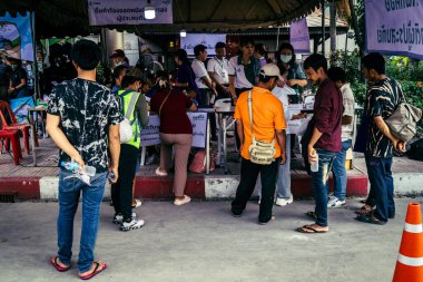 Bangkok, Tayland, 2 Nisan 2025. Bangkok depremi sonrası yıkılan yüksek binaların inşaatında kurtarma ekipleri çalışıyor. Birçok kurban hala enkaz altında..