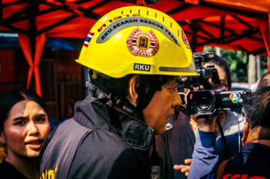 Bangkok, Tayland, 2 Nisan 2025. Bangkok depremi sonrası yıkılan yüksek binaların inşaatında kurtarma ekipleri çalışıyor. Birçok kurban hala enkaz altında..