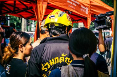 Bangkok, Tayland, 2 Nisan 2025. Bangkok depremi sonrası yıkılan yüksek binaların inşaatında kurtarma ekipleri çalışıyor. Birçok kurban hala enkaz altında..