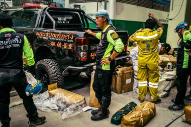 Bangkok, Tayland, 2 Nisan 2025. Bangkok depremi sonrası yıkılan yüksek binaların inşaatında kurtarma ekipleri çalışıyor. Birçok kurban hala enkaz altında..