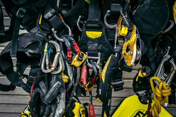 Bangkok, Tayland, 2 Nisan 2025. Bangkok depremi sonrası yıkılan yüksek binaların inşaatında kurtarma ekipleri çalışıyor. Birçok kurban hala enkaz altında..