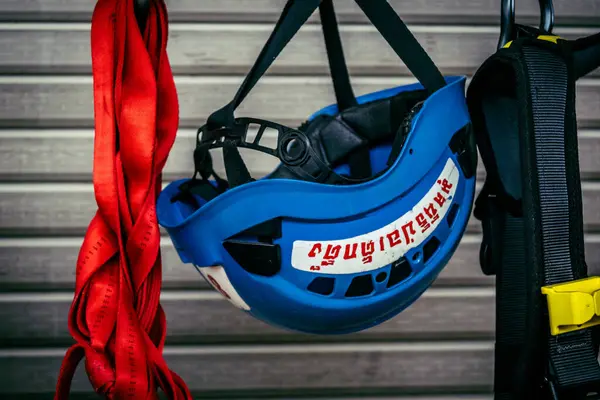 Bangkok, Tayland, 2 Nisan 2025. Bangkok depremi sonrası yıkılan yüksek binaların inşaatında kurtarma ekipleri çalışıyor. Birçok kurban hala enkaz altında..