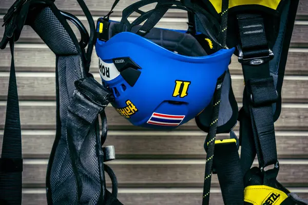 Bangkok, Tayland, 2 Nisan 2025. Bangkok depremi sonrası yıkılan yüksek binaların inşaatında kurtarma ekipleri çalışıyor. Birçok kurban hala enkaz altında..