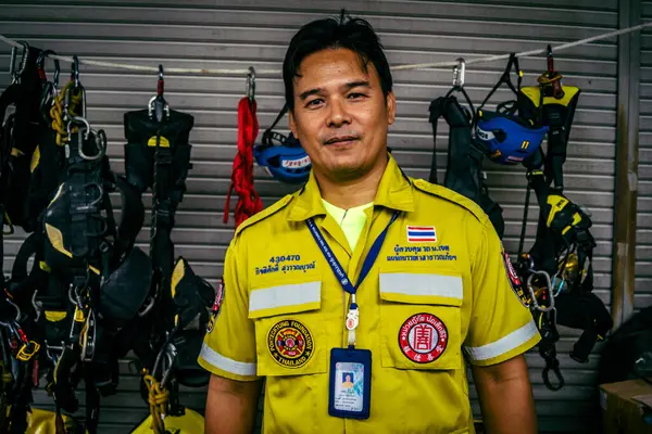 Bangkok, Tayland, 2 Nisan 2025. Bangkok depremi sonrası yıkılan yüksek binaların inşaatında kurtarma ekipleri çalışıyor. Birçok kurban hala enkaz altında..