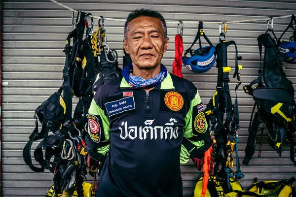 Bangkok, Tayland, 2 Nisan 2025. Bangkok depremi sonrası yıkılan yüksek binaların inşaatında kurtarma ekipleri çalışıyor. Birçok kurban hala enkaz altında..