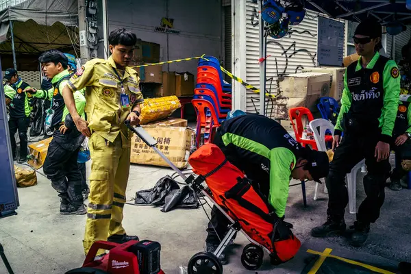 Bangkok, Tayland, 2 Nisan 2025. Bangkok depremi sonrası yıkılan yüksek binaların inşaatında kurtarma ekipleri çalışıyor. Birçok kurban hala enkaz altında..