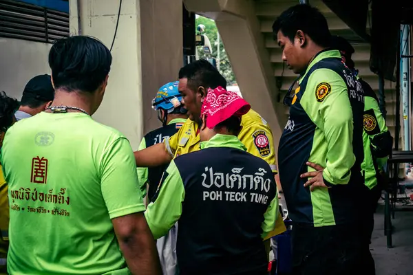 Bangkok, Tayland, 2 Nisan 2025. Bangkok depremi sonrası yıkılan yüksek binaların inşaatında kurtarma ekipleri çalışıyor. Birçok kurban hala enkaz altında..